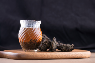 砧板上泡好的茯茶和茯茶块