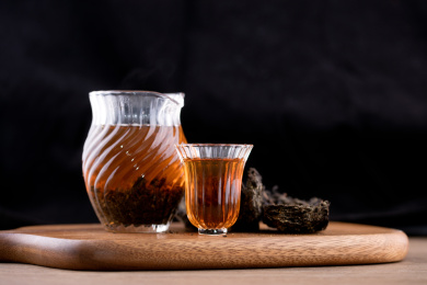 砧板上泡好的茯茶和茯茶块