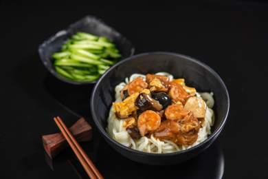 三鲜打卤面黄瓜丝黑色背景特写