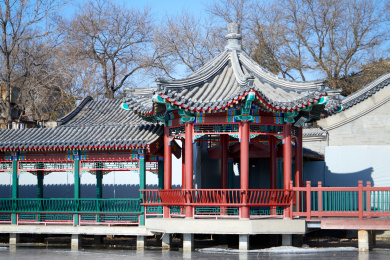 冬季中国北京什刹海公里的休息的清式建筑亭子
