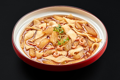 红釉色瓷盘装的海米冬瓜炖宽粉