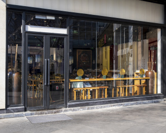 城市街道餐饮店玻璃门窗
