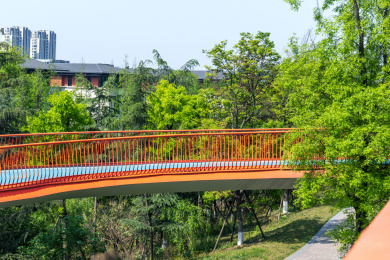 成都锦城公园里的人行天桥