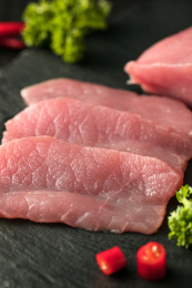 石头上新鲜的猪肉片
