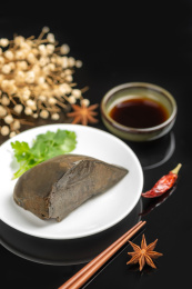 家常菜酱羊肝特写黑色背景