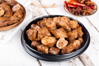 餐具里的卤鸭脖