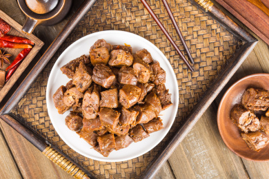 餐具里的卤鸭脖