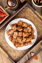 餐具里的卤鸭脖