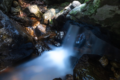 长曝光慢门拍摄的小溪流水