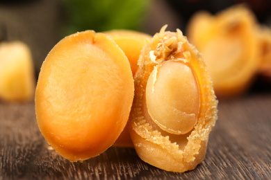 木底上放着淡晒鲍鱼干