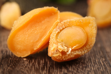 木底上放着淡晒鲍鱼干