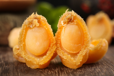 木底上放着淡晒鲍鱼干