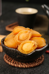 垫子上放着一碗淡晒鲍鱼干