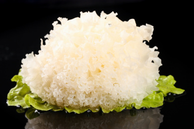 黑底上泡发过的雪耳
