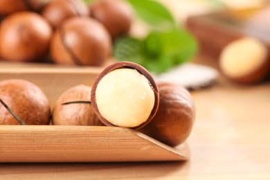 竹勺里的夏威夷果和坚果果仁