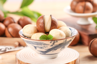 木板上碗里放着夏威夷果果仁