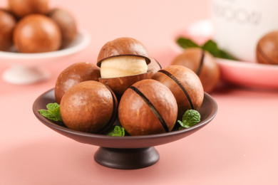 粉底上放着一盘大颗夏威夷果