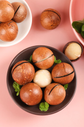 粉底上放着一盘大颗夏威夷果