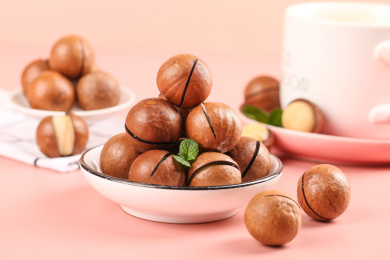 粉底上放着一盘大颗夏威夷果