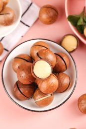 粉底上放着一盘大颗夏威夷果