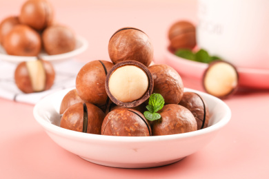 粉底上放着一盘大颗夏威夷果