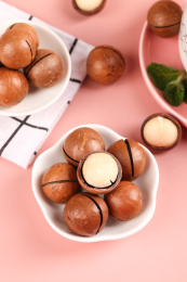 粉底上放着一盘大颗夏威夷果