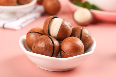 粉底上放着一盘大颗夏威夷果