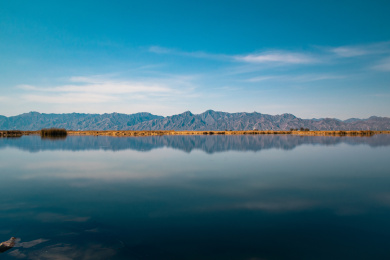 湖面倒影下的内蒙古呼和浩特大青山