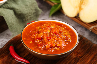 木板上放着一盘下饭酱