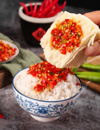 深底上米饭蘸着下饭酱和拿着馒头沾辣椒酱