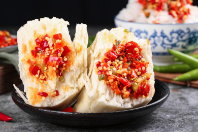 盘子里馒头蘸着下饭酱