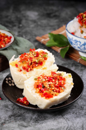 盘子里馒头蘸着下饭酱