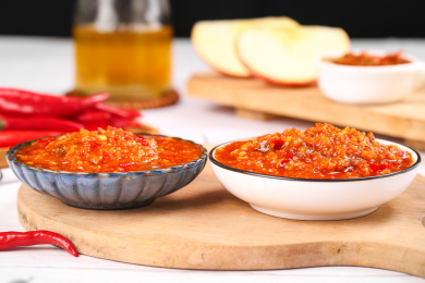 木板上放着两盘0脂肪辣椒酱