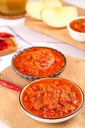 木板上放着两盘0脂肪辣椒酱