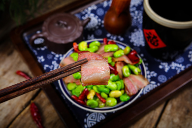 美味好吃的下酒菜蚕豆米炒腊肉