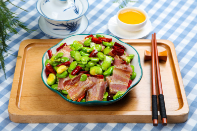 美味好吃的下酒菜蚕豆米炒腊肉