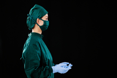 一位年轻女外科医生肖像