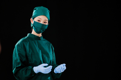 一位年轻女外科医生肖像