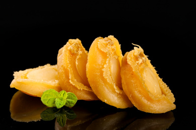 黑底上放着淡晒鲍鱼干