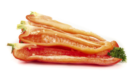 白底上放着切开的土辣椒