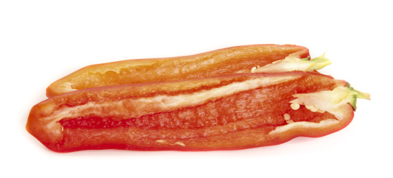 白底上放着切开的土辣椒