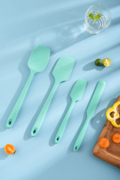 青绿色的硅胶刮刀四件套跟蓝色背景