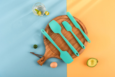 放在披萨盘上的硅胶刮刀