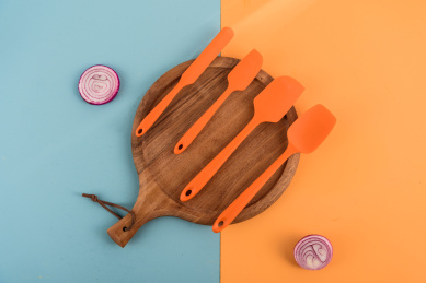 放在披萨盘上的硅胶刮刀