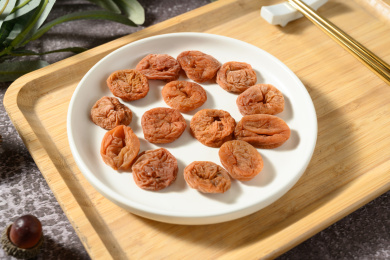 桌面上的白色陶瓷盘子里的美味的日式梅饼