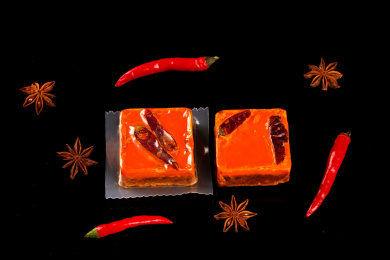 黑底上两块老火锅底料和调料