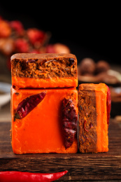 深底上放着老火锅底料