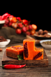 木板上放着小块的老火锅底料