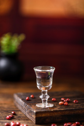 复古中式木桌子上的白酒杯