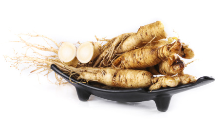 白底上放着一盘鲜人参